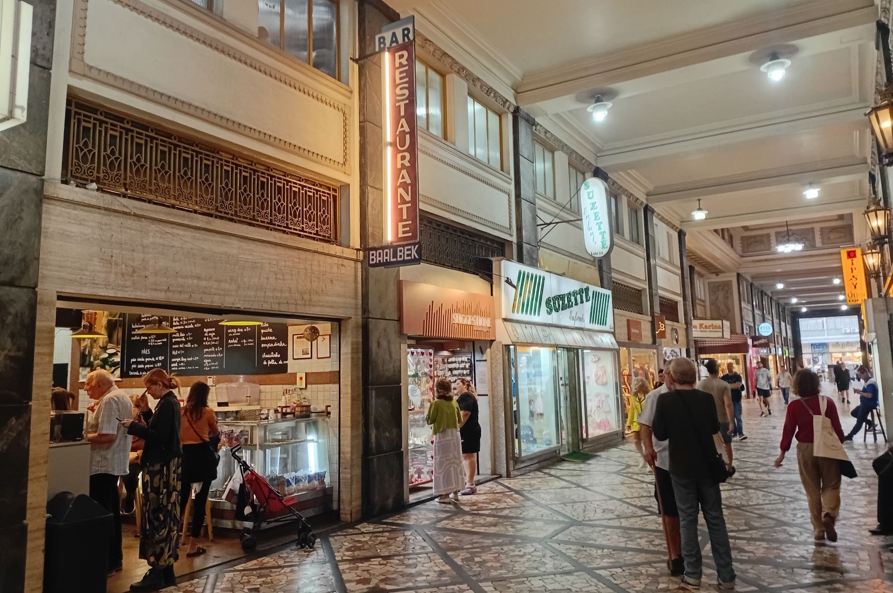 O Baalbeck, na Galeria Menescal, construída em 1942: preservada joia arquitetônica, em estilo eclético e art-déco, lembra a Copacabana dos tempos em que cinema era a maior diversão (Foto: Oscar Valporto)