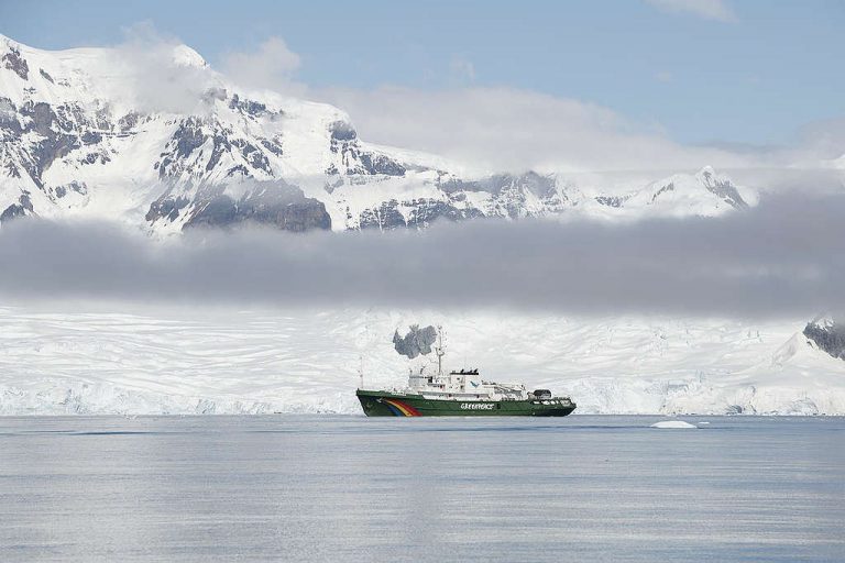 Navio de pesquisa do Greenpeace na Antártica: estudo aponta que meta do Acordo de Paris será insuficiente para evitar derretimento do gelo polar e aceleração do aumento do nível do mar (Foto: Greenpeace)