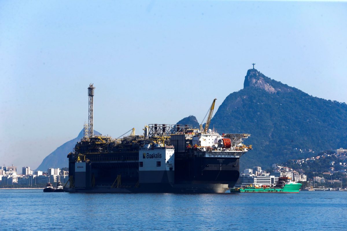 Plataforma de petróleo ancorada na Baía de Guanabara: transição energética é tema tabu na COP30, com governo brasileiro ainda associando combustível fóssil a desenvolvimento (Foto: Tânia Rêgo / Agência Brasil - 19/07/2018)