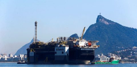 Plataforma de petróleo ancorada na Baía de Guanabara: transição energética é tema tabu na COP30, com governo brasileiro ainda associando combustível fóssil a desenvolvimento (Foto: Tânia Rêgo / Agência Brasil - 19/07/2018)