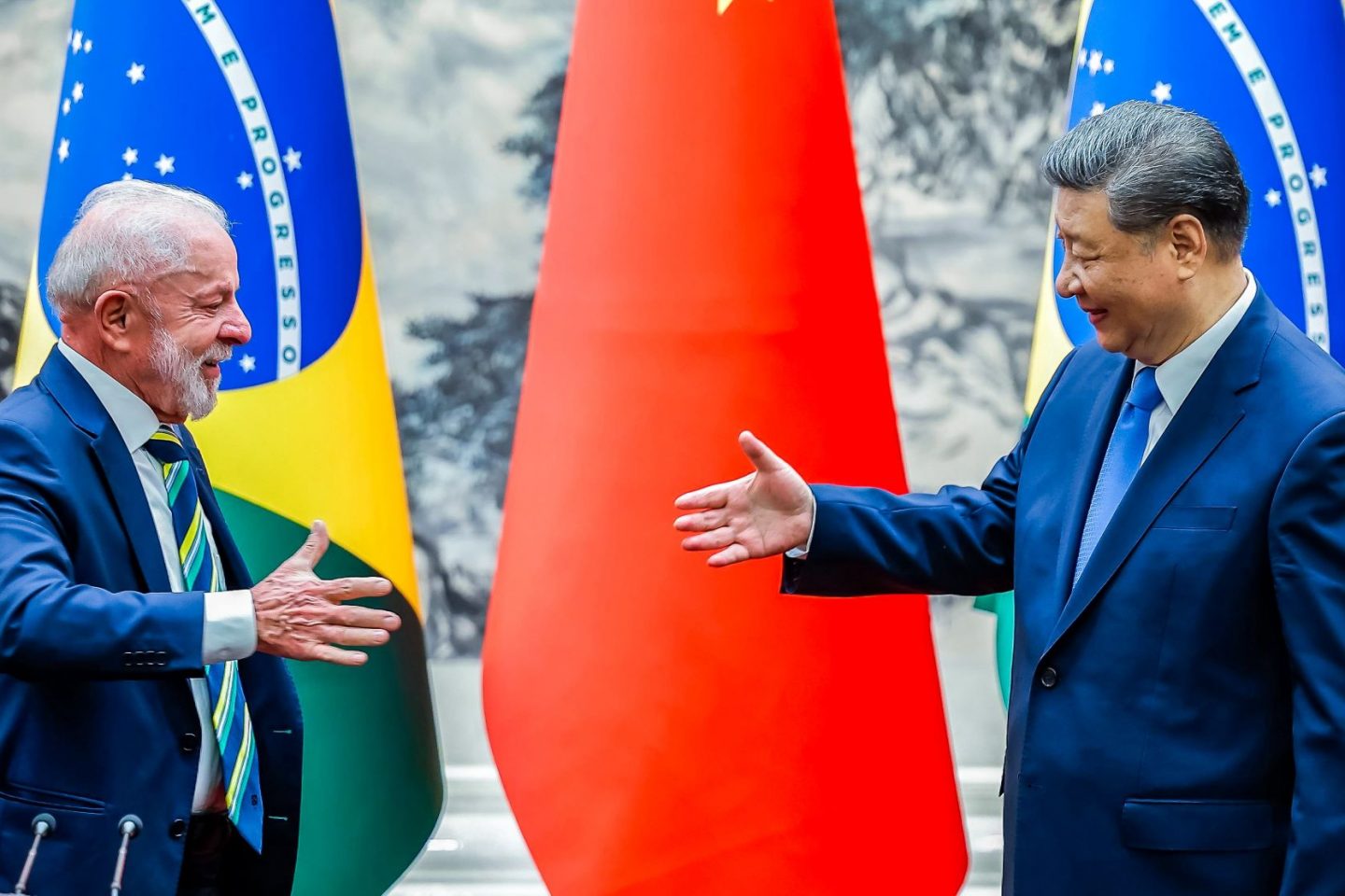 Os residentes Luiz Inácio Lula da Silva e Xi Jinping durante a Cúpula CELAC-China, em Pequim: China tem taxas de investimento e poupança três vezes maiores que as do Brasil (Foto: Foto: Ricardo Stuckert / PR - 13/05/2025)