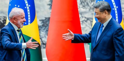 Os residentes Luiz Inácio Lula da Silva e Xi Jinping durante a Cúpula CELAC-China, em Pequim: China tem taxas de investimento e poupança três vezes maiores que as do Brasil (Foto: Foto: Ricardo Stuckert / PR - 13/05/2025)