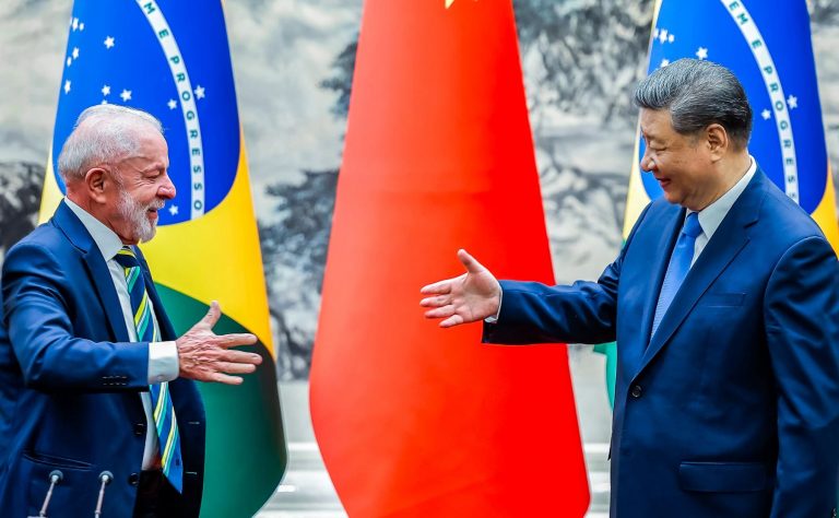 Os residentes Luiz Inácio Lula da Silva e Xi Jinping durante a Cúpula CELAC-China, em Pequim: China tem taxas de investimento e poupança três vezes maiores que as do Brasil (Foto: Foto: Ricardo Stuckert / PR - 13/05/2025)