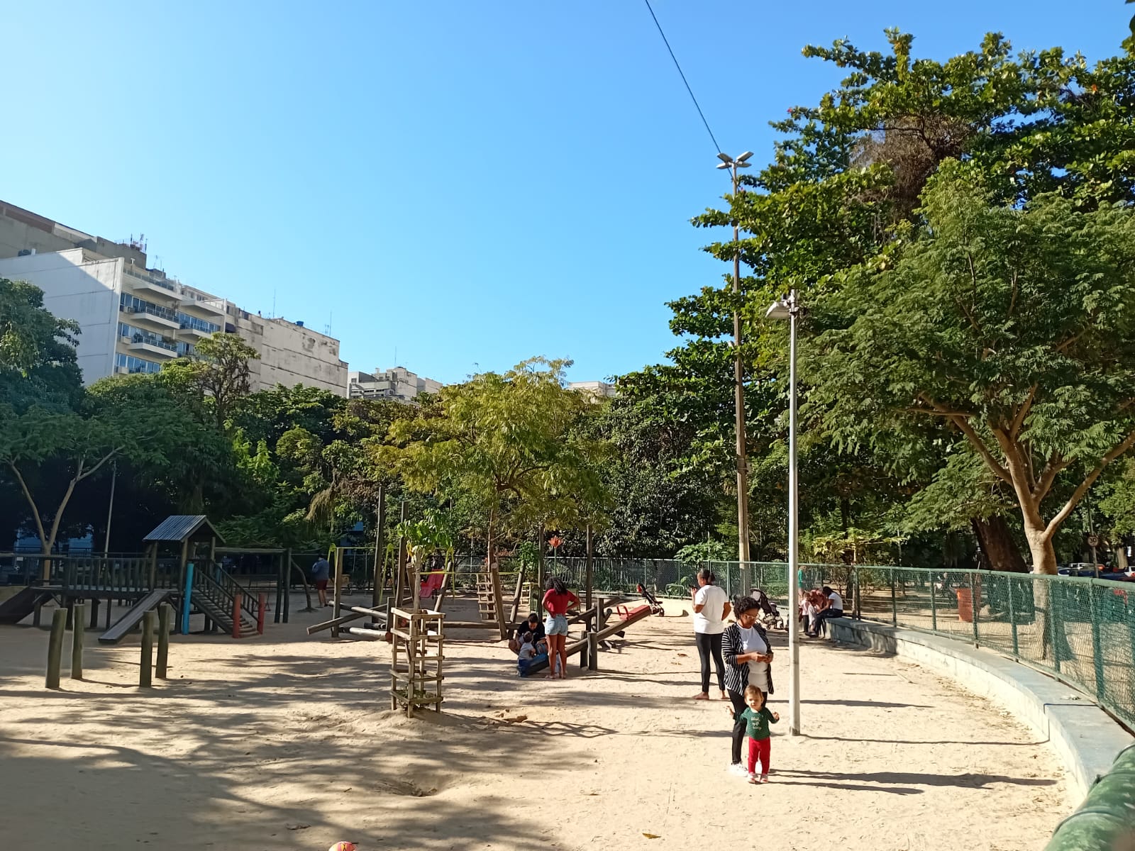 Crianças brincando na Praça Edmundo Bitencourt: espaço de convivência no Bairro Peixoto (Foto: Oscar Valporto)