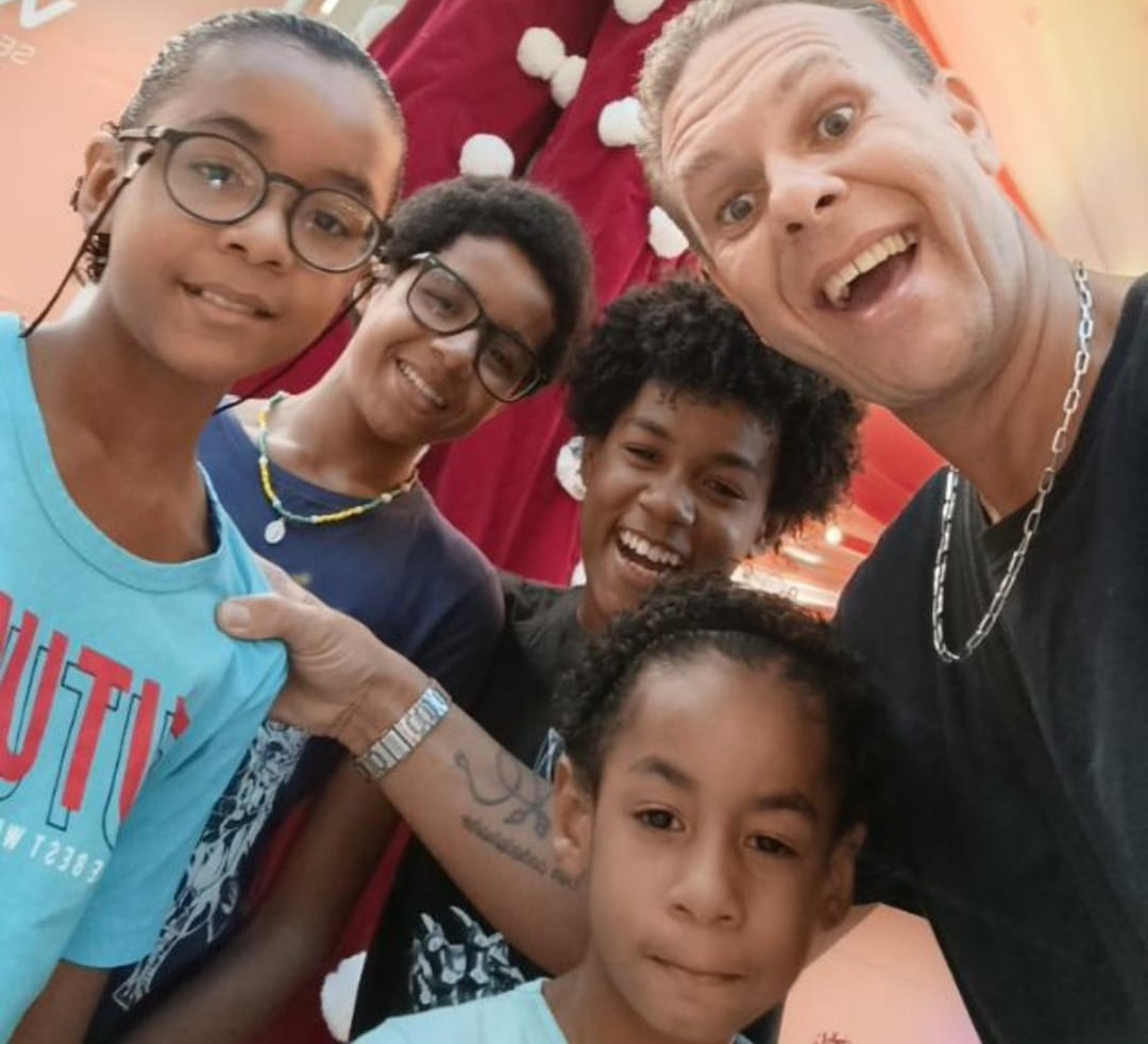 Alexandre com os filhos adotados - João Carlos, Aílton. Jaílton e João Paulo, irmãos entre 4 e 11 anos: alegrias e desafios da adoção tardia (Foto: Arquivo Pessoal)