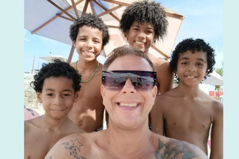 Alexandre Rank com os filhos adotados na praia em Salvador: “Adoção é família, adoção é cumplicidade. Então, para mim é uma família comum, como qualquer outra, porque laços sanguíneos não querem dizer nada" (Foto: Arquivo Pessoal)