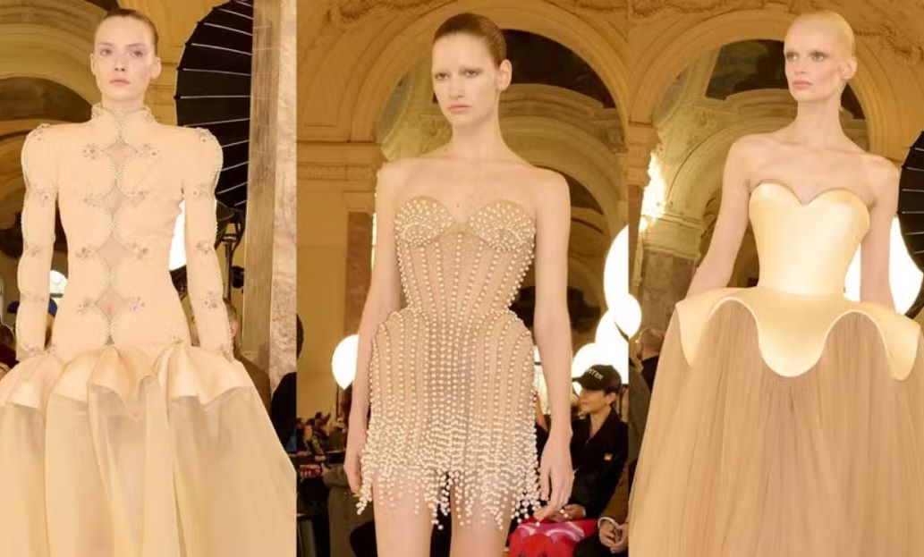 Vestidos bege na semana de moda de Paris: cor da moda aponta para tendência de 'parecer rica' (Foto: Schiaparelli / Divulgação / Reprodução Instagram)