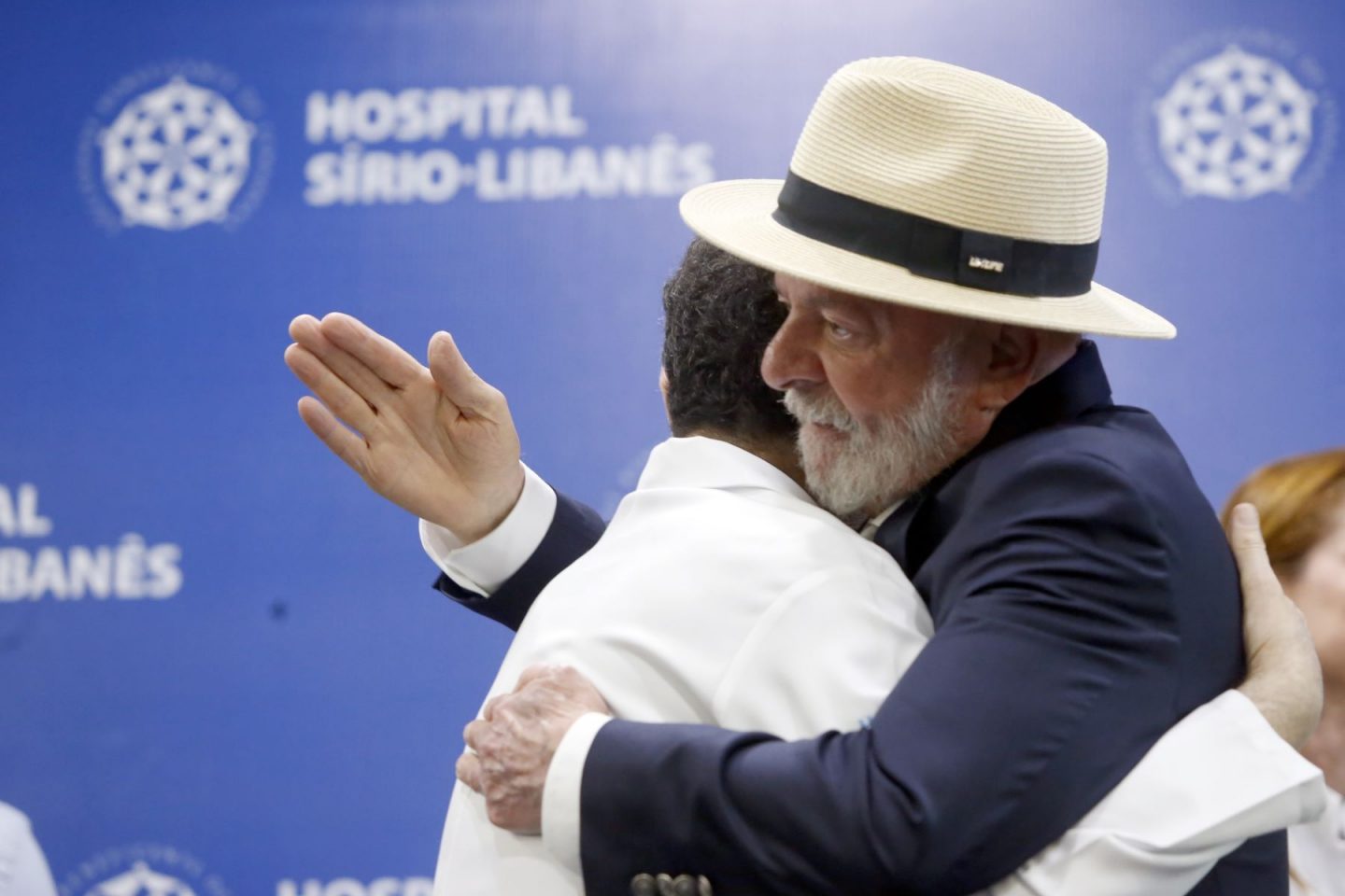 O presidente Lula, 79 anos, abraça médico após ter alta de hospital em São Paulo: planos de saúde excluem maioria dos idosos; quem tem mais de 70 anos sequer consegue receber orçamentos e muito menos contratar serviços (Foto: Paulo Pinto / Agência Brasil - 15/10/2024)