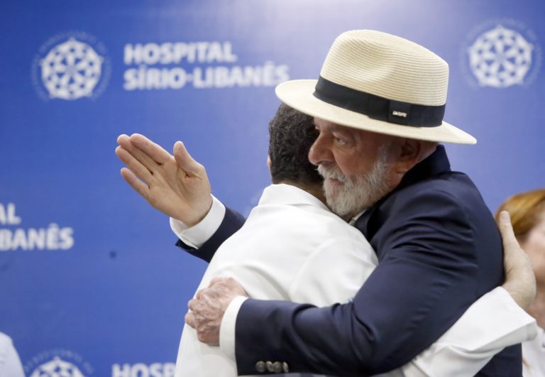 O presidente Lula, 79 anos, abraça médico após ter alta de hospital em São Paulo: planos de saúde excluem maioria dos idosos; quem tem mais de 70 anos sequer consegue receber orçamentos e muito menos contratar serviços (Foto: Paulo Pinto / Agência Brasil - 15/10/2024)