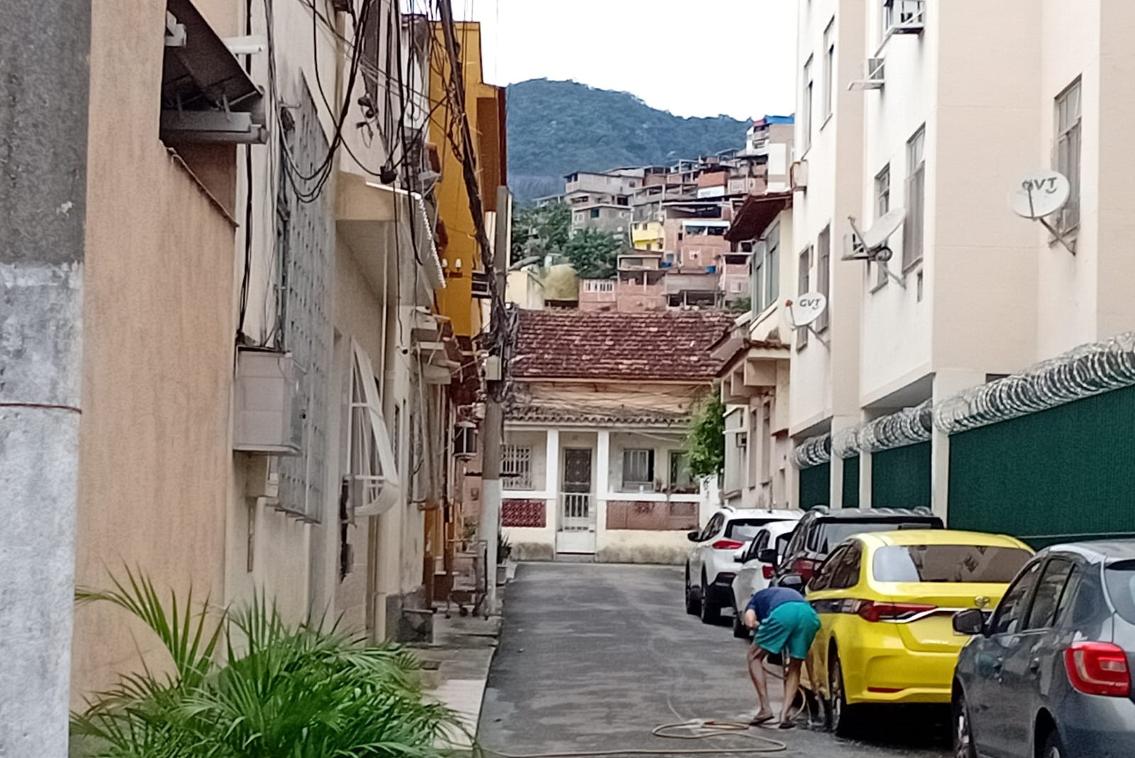 Vila no Andaraí com a comunidade favelada ao fundo: bairro histórico do Rio tenta resistir ao apagamento (Foto: Oscar Valpoto)