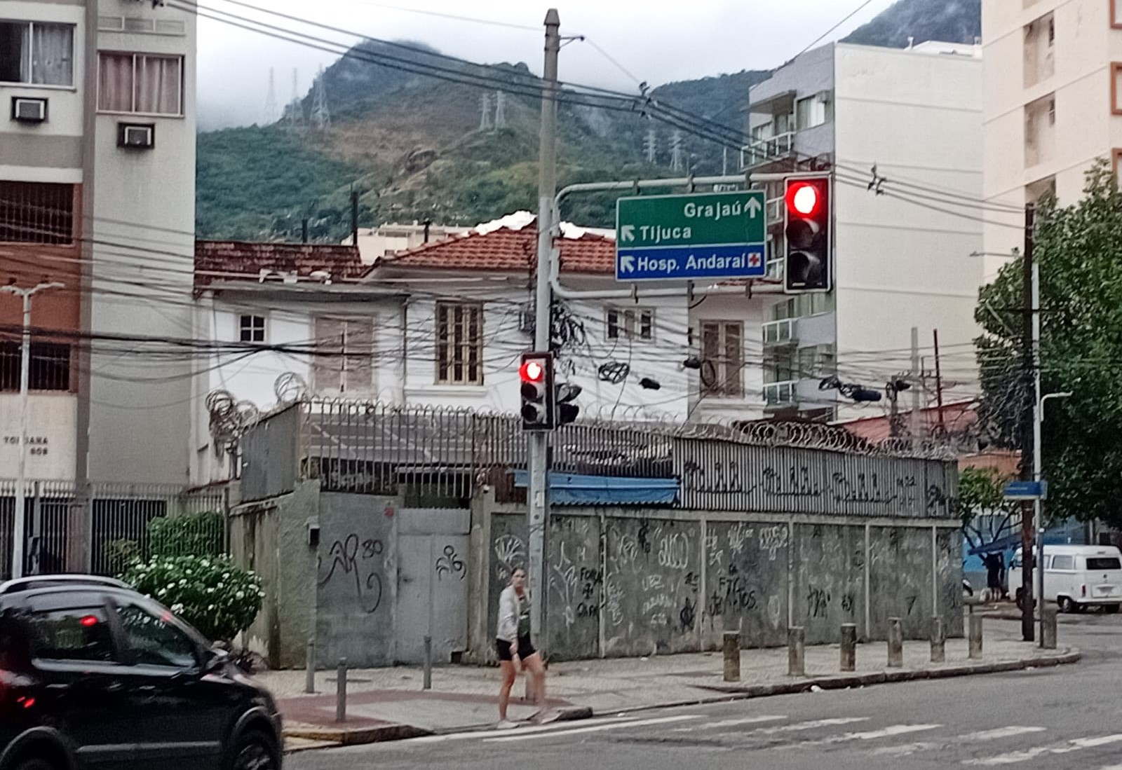 Muitas placas indicam Grajaú, Tijuca e Vila Isabel: "Andaraí" só com a referência do hospital (Foto: Oscar Valporto)