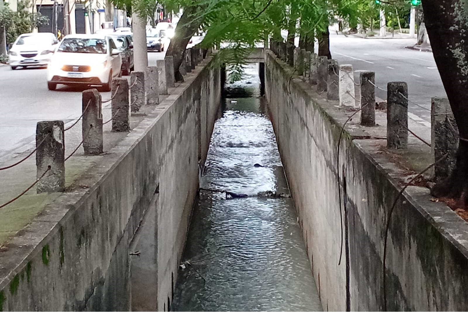 O Rio Joana cortando a rua Maxwell: Andyra-Y, rio dos morcegos em tupi, batizou o bairro, o morro e, três séculos atrás, uma enorme região da Zona Norte (Foto: Oscar Valporto)