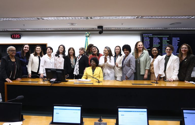 Reunião da bancada feminina na Câmara: avanços nos direitos das mulheres mas ainda longe da paridade em espaços de poder (Foto: Vinicius Loures / Câmara dos Deputados - 21/05/2025)