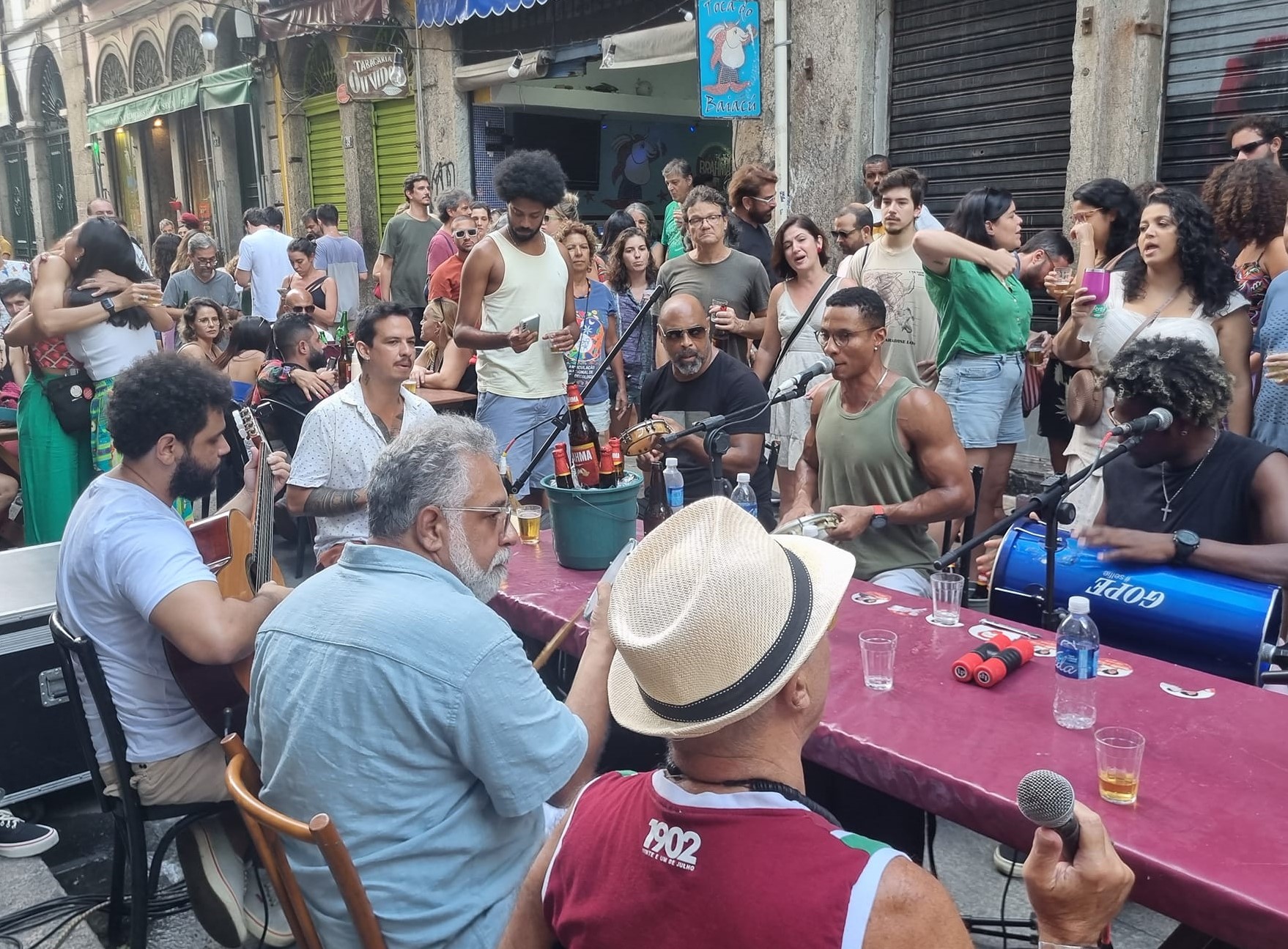Roda de samba na Rua do Ouvidor, no Centro: com mais de 150 rodas, Rio tem samba todos os dias nos mais diferentes espaços (Foto: Oscar Valporto - 14/01/2024)