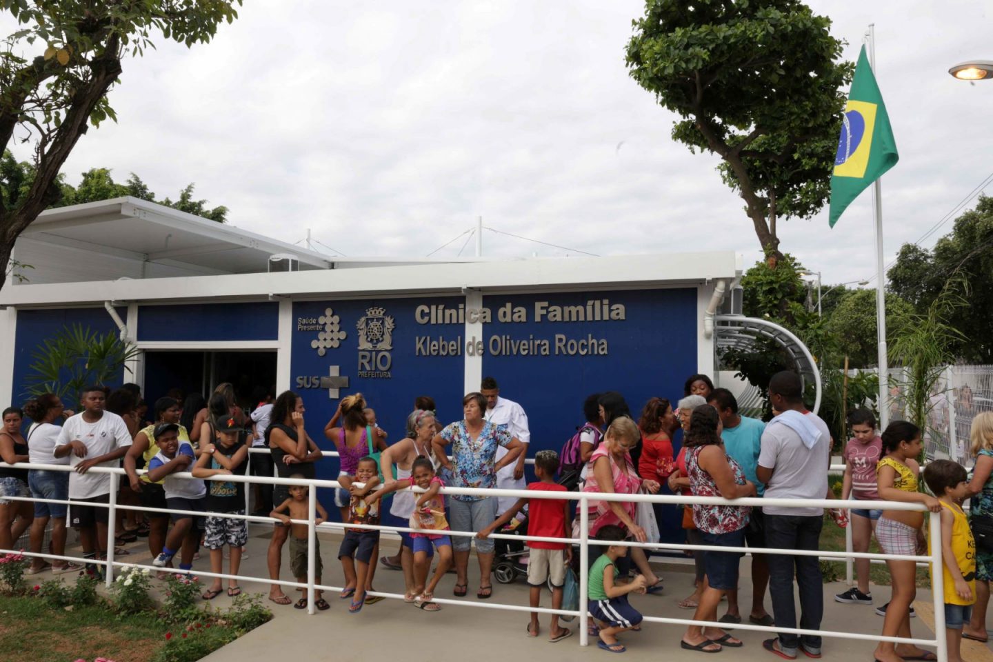 Crianças em clínica da família na Zona Norte do Rio: pediatra alerta que poluição do ar é a maior causa ambiental de doenças e mortes prematuras no mundo (Foto: Paula Johas / Prefeitura do Rio)