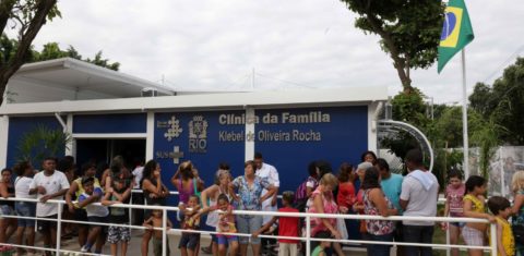 Crianças em clínica da família na Zona Norte do Rio: pediatra alerta que poluição do ar é a maior causa ambiental de doenças e mortes prematuras no mundo (Foto: Paula Johas / Prefeitura do Rio)