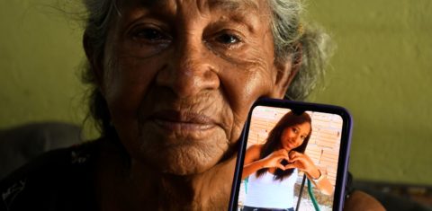 Maria José segura a fotografia de Sharleana: "Deixaram minha filha morrer” (Foto: João Paulo Guimarães)