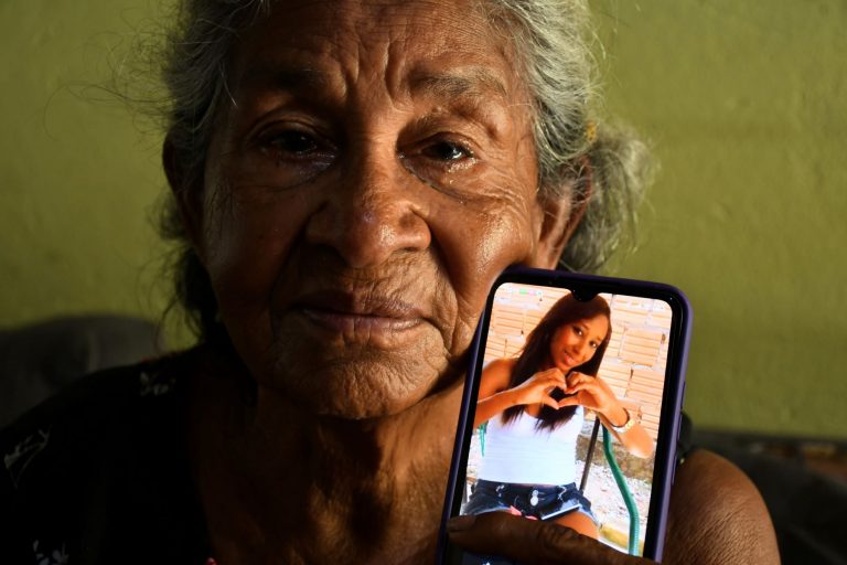 Maria José segura a fotografia de Sharleana: "Deixaram minha filha morrer” (Foto: João Paulo Guimarães)