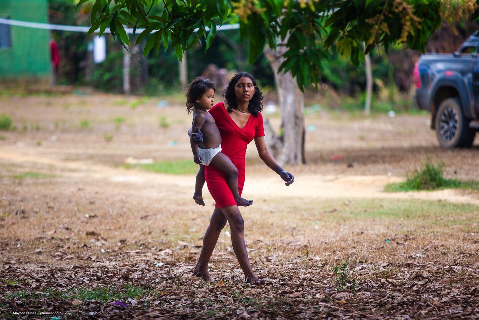 Yapê com uma parente indígena no colo: morte no hospital após parto (Foto: Arquivo Pessoal)