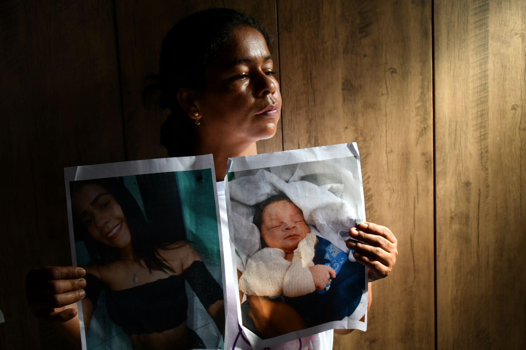 Regiane com as fotos da filha Tereza e do neto: violência obstétrica (Foto: João Paulo Guimarães)
