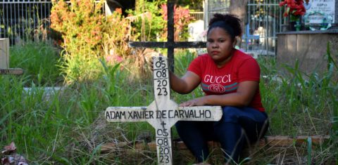 Keyllane junto ao túmulo do filho: violência obstétrica no hospital (Foto: João Paulo Guimarães)