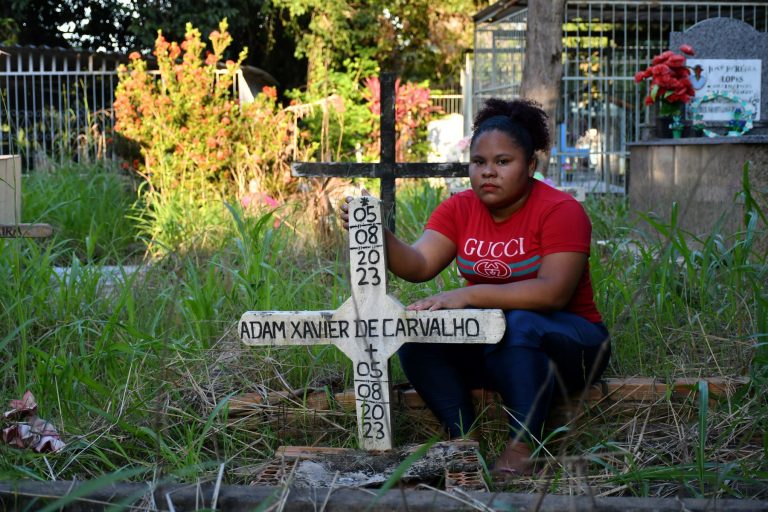 Keyllane junto ao túmulo do filho: violência obstétrica no hospital (Foto: João Paulo Guimarães)