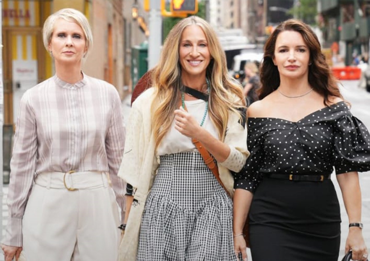 Cynthia Nixon (Miranda), Sarah Jessica Parker (Carrie) e Kristin Davis (Charlotte) nas gravações de And Just Like That: série tenta convencer mulheres de 50+ de que suas chances no amor estão no passado; que não há mais espaço pra reinvenção, apenas para reprises (Foto: Divulgação)