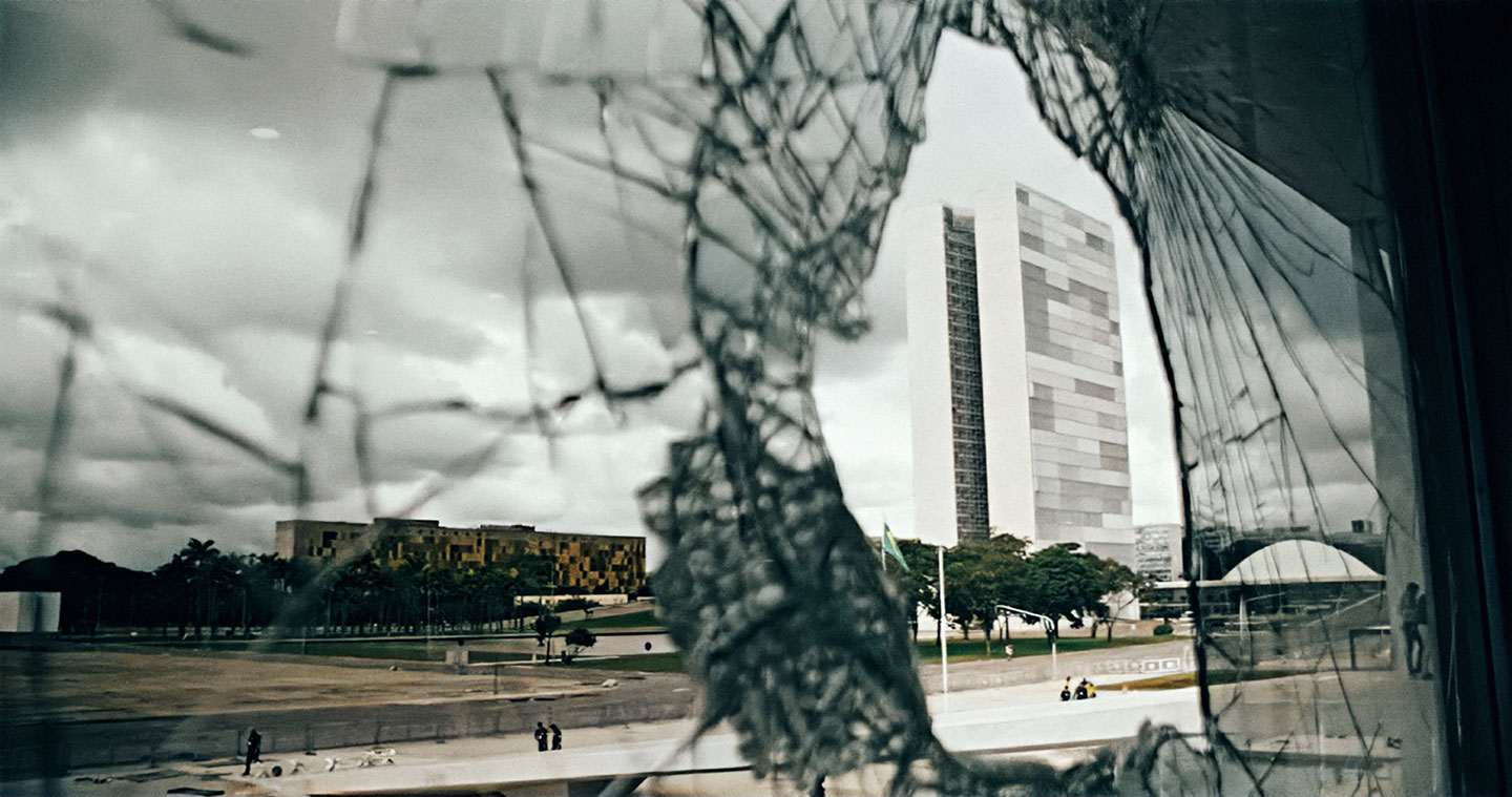 Cena de "Apocalipse nos Trópicos" com imagem do 8 de Janeiro: documentário revela como a fé se transformou em um campo de batalha público (Foto: Busca Vida Filmes / Divulgação)