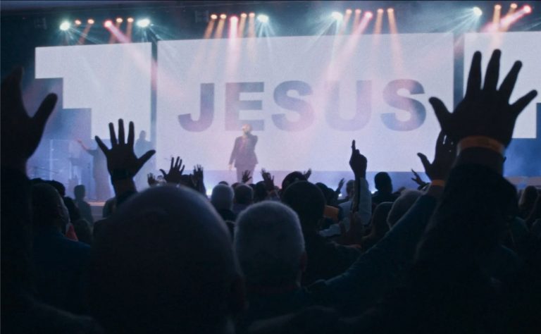 Cena de "Apocalipse nos Trópicos": drástica transição religiosa em Alto Caparaó (MG), apesar de incomum, mostra como é possível uma hegemonia religiosa, que o documentário retrata em sua face mais fundamentalista (Foto: Busca Vida Filmes / Divulgação)
