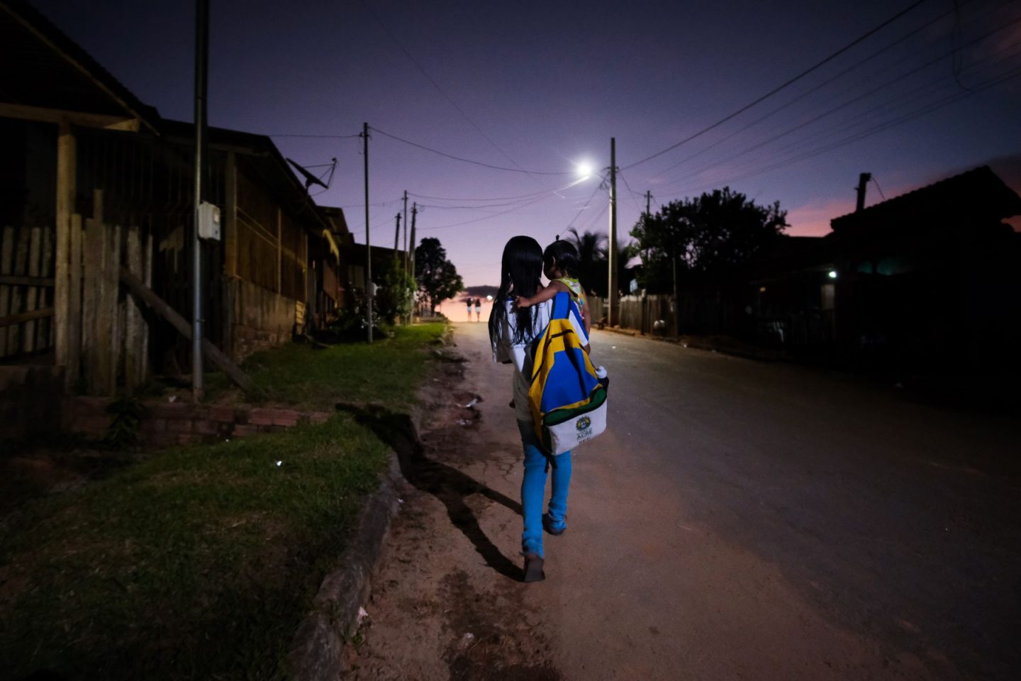 Adolescente com filha no colo no Acre: cidades mais distantes dos serviços de aborto têm mais meninas mães; Região Norte lidera taxas de maternidade infantil (Foto: Deyse Cruz-Noronha / AzMina)