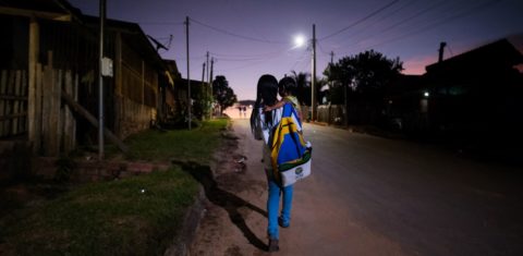 Adolescente com filha no colo no Acre: cidades mais distantes dos serviços de aborto têm mais meninas mães; Região Norte lidera taxas de maternidade infantil (Foto: Deyse Cruz-Noronha / AzMina)