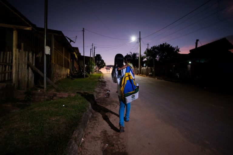 Adolescente com filha no colo no Acre: cidades mais distantes dos serviços de aborto têm mais meninas mães; Região Norte lidera taxas de maternidade infantil (Foto: Deyse Cruz-Noronha / AzMina)