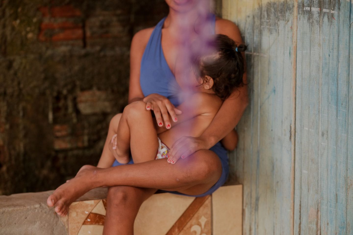 Silene amamenta seu bebê: grávida aos 13 anos, vítima de abuso sexual (Foto: Deyse Cruz-Noronha / AzMIna)