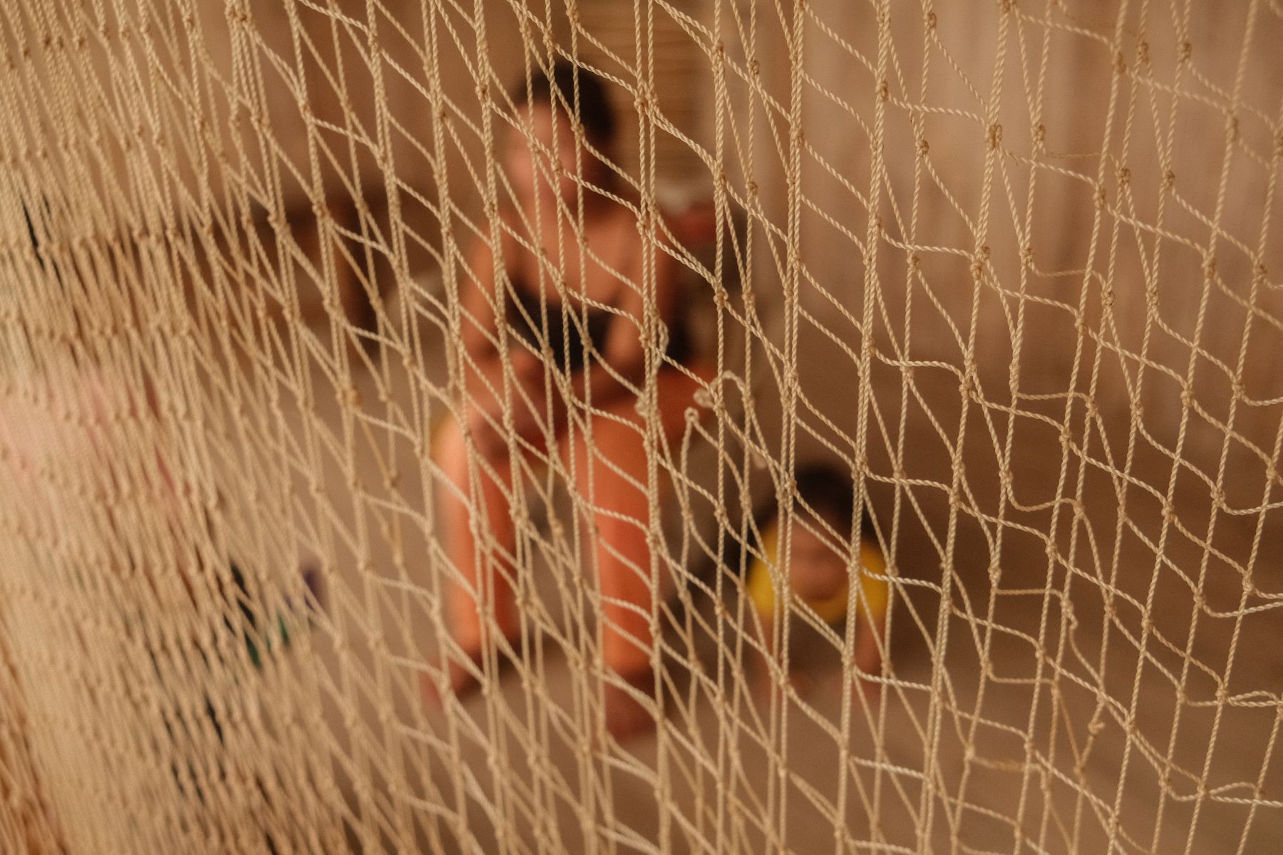 Tuíra com seu bebê: grávida aos 13, hoje estuda e ajuda nas tarefas doméstica da casa da sogra, onde mora (Foto: Deyse Cruz-Noronha / AzMina)