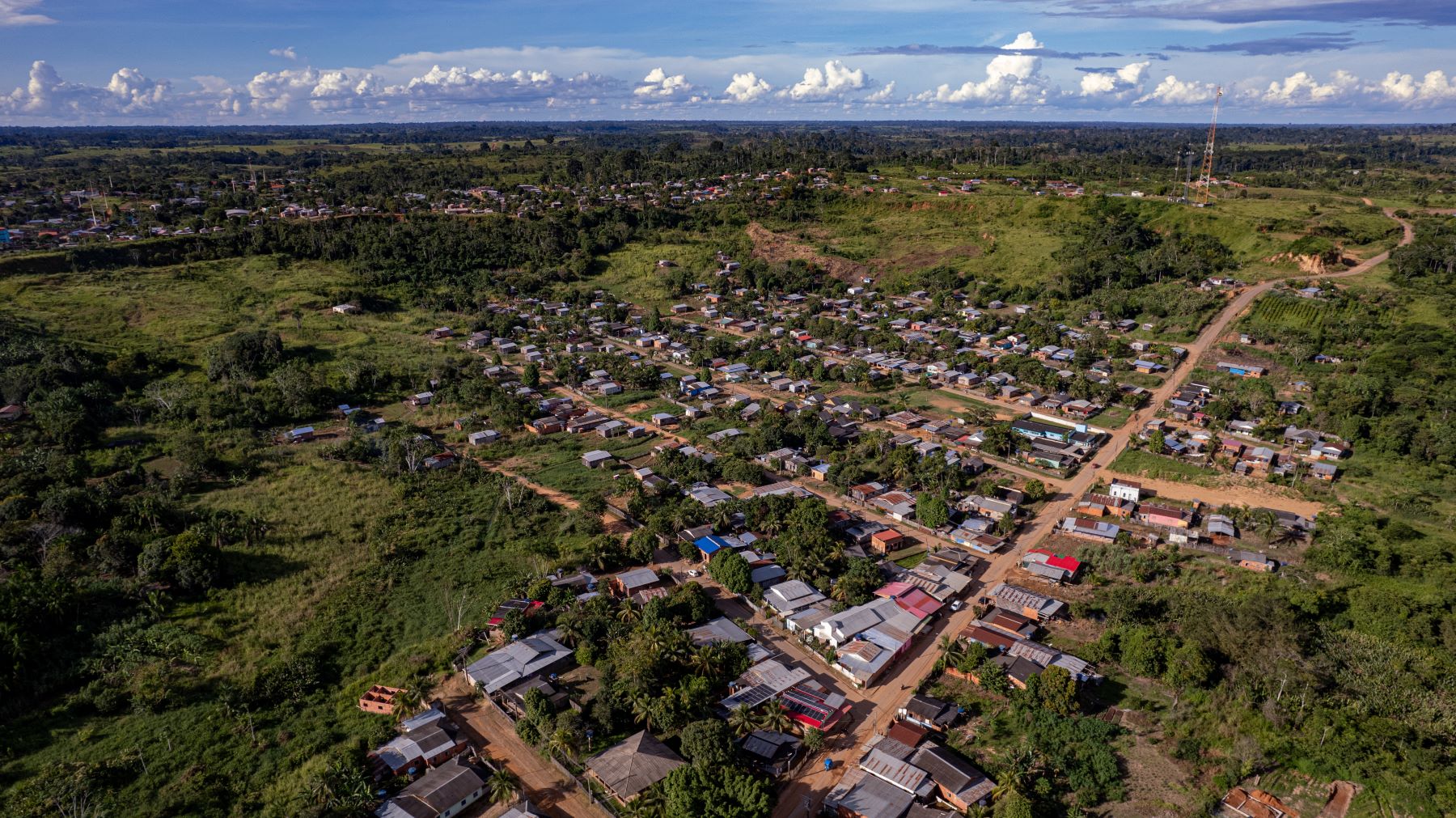 Imagem área da cidade de Assis Brasil, cidade no interior do Acre: terceira maior taxa de fecundidade do país entre meninas de 10 a 14 anos (Foto: Deyse Cruz-Noronha / AzMina)