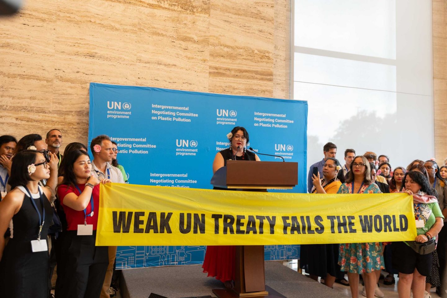 Protesto de ambientalistas na reunião em Genebra em busca de acordo para conter poluição por plásitcos: negociação fracassou novamente (Foto: Kiara Worth / IISD/ENB)