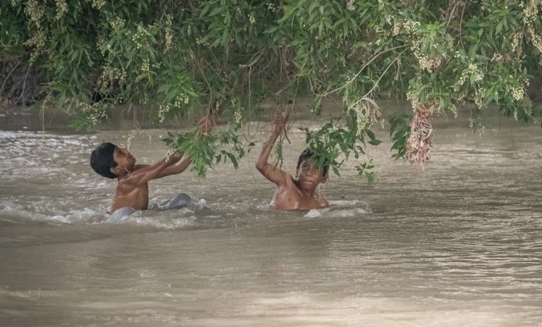 Crianças atravessam canal inundado no Paquistão: mais de 700 mortos com temporais e inundações repentinas (Foto: Vlad Sokhin / UNICEF / Arquivo)
