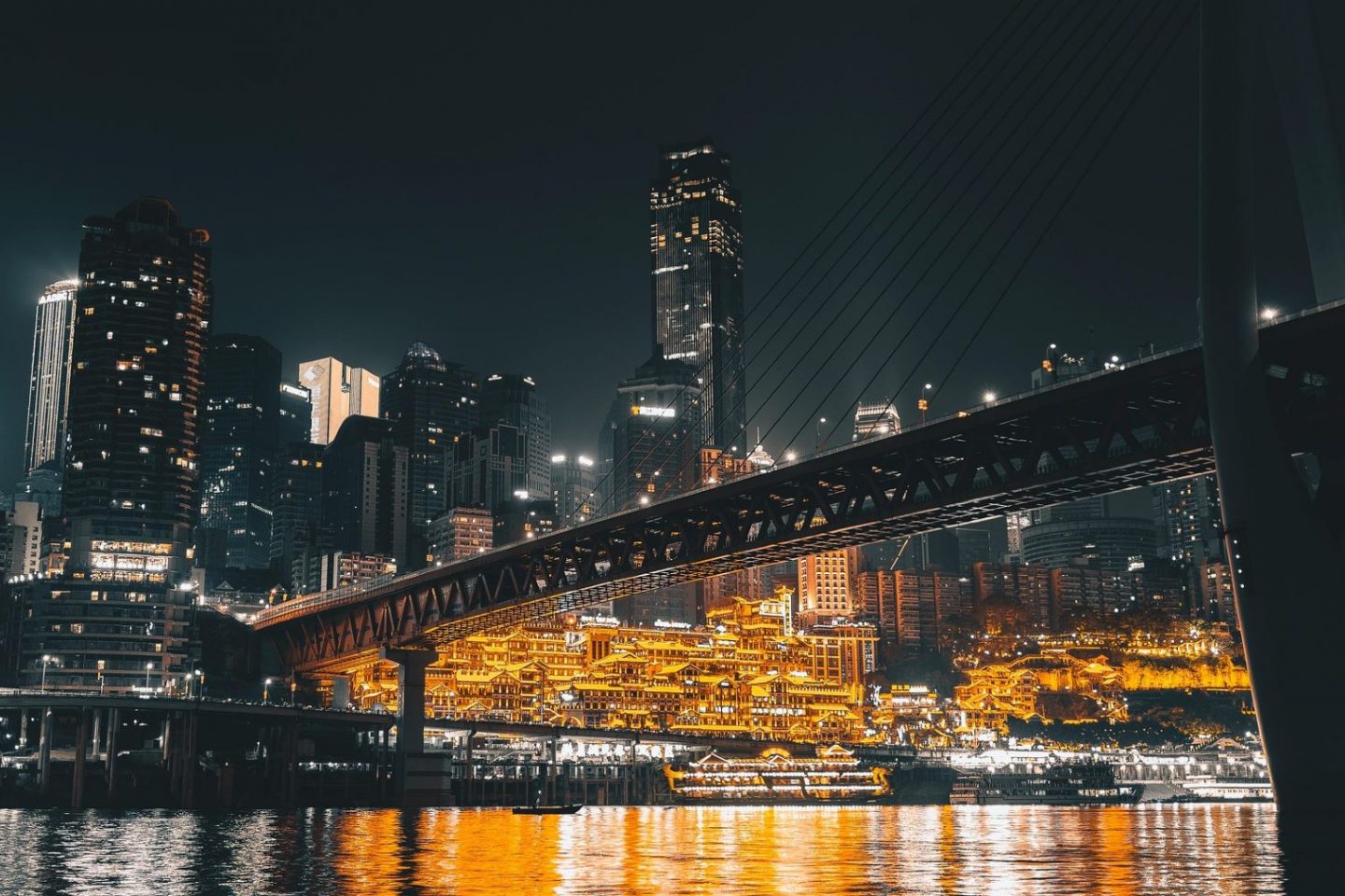 A cidade chinesa de Xunquim (ou Chongqing), com seus 32 milhões de habitantes: China teve profundo e rápido decrescimento populacional no Séulo XXI (Foto: Media_Breeze por Pixabay)