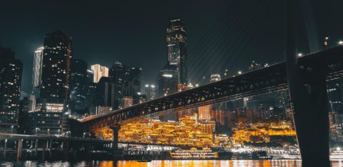 A cidade chinesa de Xunquim (ou Chongqing), com seus 32 milhões de habitantes: China teve profundo e rápido decrescimento populacional no Séulo XXI (Foto: Media_Breeze por Pixabay)