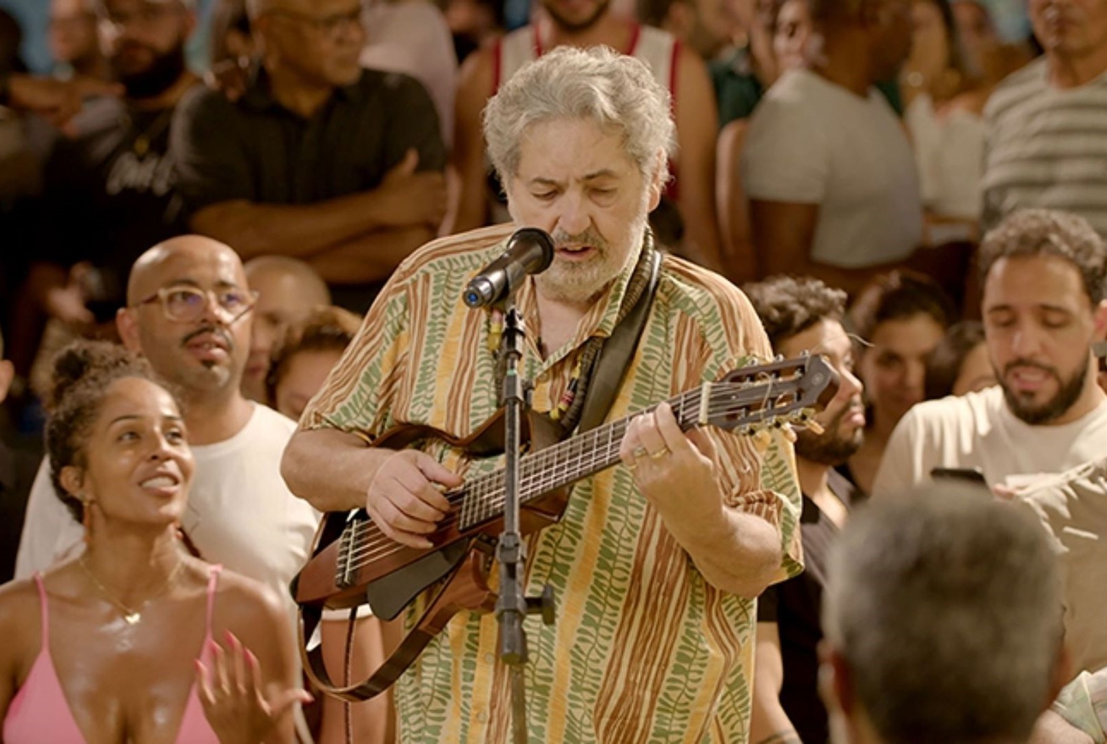Moacyr Luz no comando do Samba do Trabalhador: documentário acompanha compositor pelas rodas, ruas e botequins do Rio de Janeiro (Foto: Divulgação)