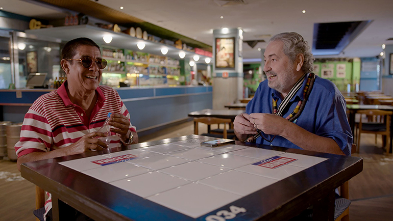 Zeca Pagodinho e Moacyr Luz em cena do documentário: filme em tom de conversa de botequim (Foto: Divulgação)