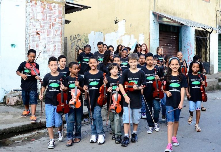 Alunos do curso da ASM no Complexo do Alemão: instrumentos sinfônicos a serviço da democratização da música clássica (Foto: Divulgação)