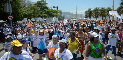 Caminhada de idosos por direitos em Copacabana: envelhecimento populacional traz desafios complexos para a economia, o sistema de saúde e o sistema de proteção social no Brasil (Foto: Tomaz Silva / Agência Brasil - 27/10/2019)
