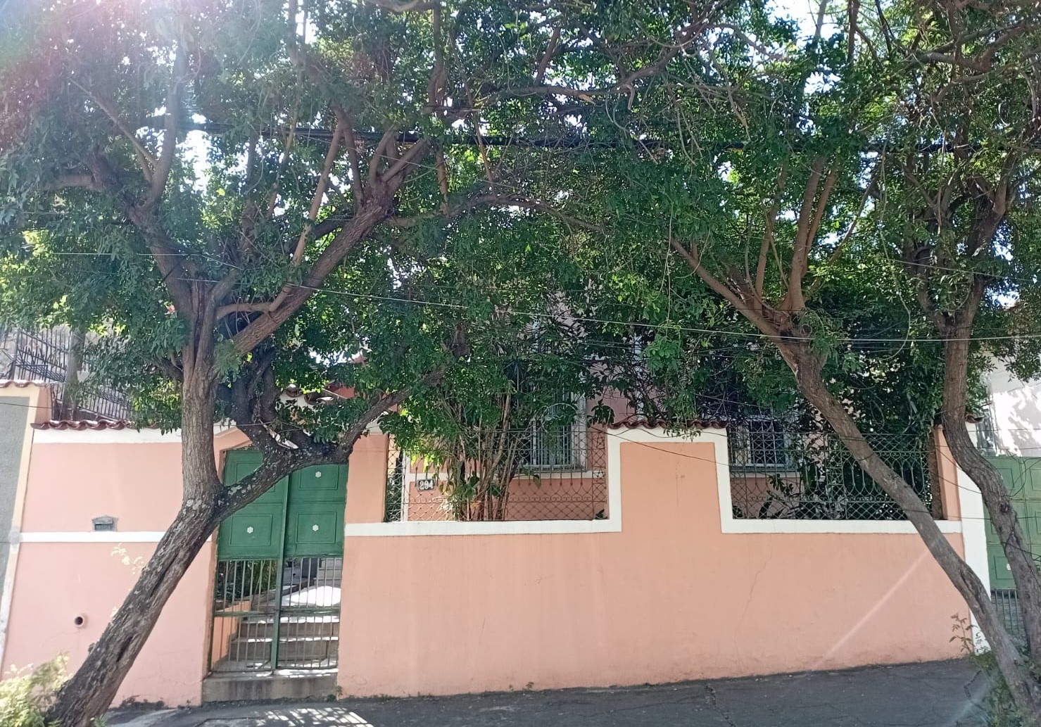 A casa onde Aracy de Almeida morou no Encantado: sem referências à cantora em um bairro maltratado pelo tempo (Foto: Oscar Valporto)
