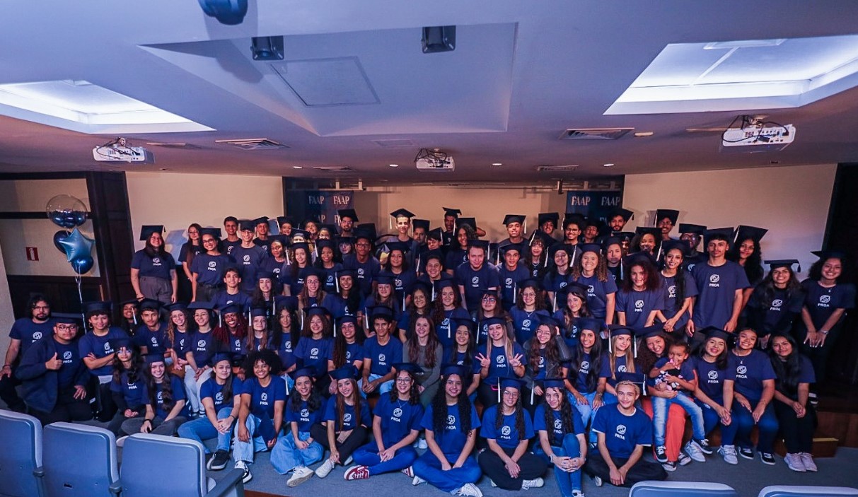 Jovens formados em plataforma para qualificação profissional: Parceria entre organizações com foco em equidade racial já resultou em mais de 12 mil jovens negros empregados formalmente (Foto: Divulgação)