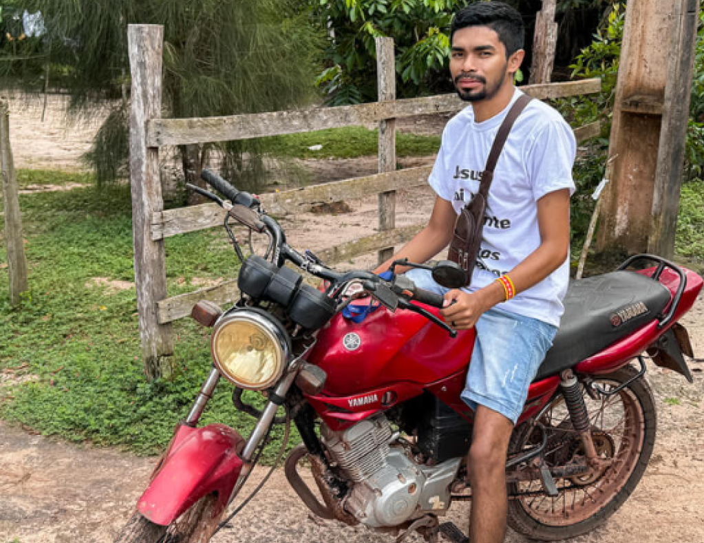 Darlan Neres, integrante do Coletivo de Juventudes Guardiões do Bem perto de sua casa no Pará: ameaças também às famílias de ativistas (Foto: Arquivo Pessoal / Instagram)