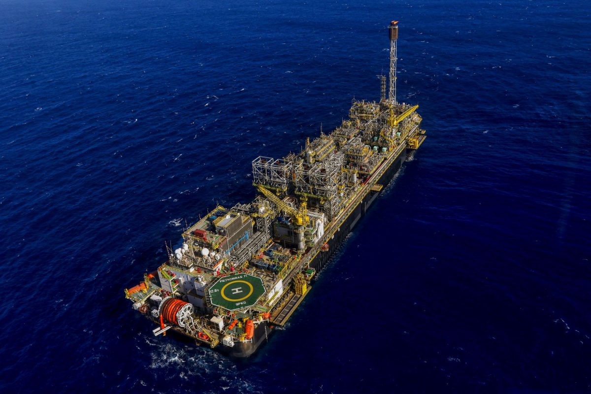 Plataforma de petróleo na Baía de Santos: Petrobras enfrenta encruzilhada e estudos defendem que a empresa abandone a dependência de combustíveis fósseis e se transforme em gigante da energia (Foto: Tânia Rego / Agência Brasil - 18/09/2023)