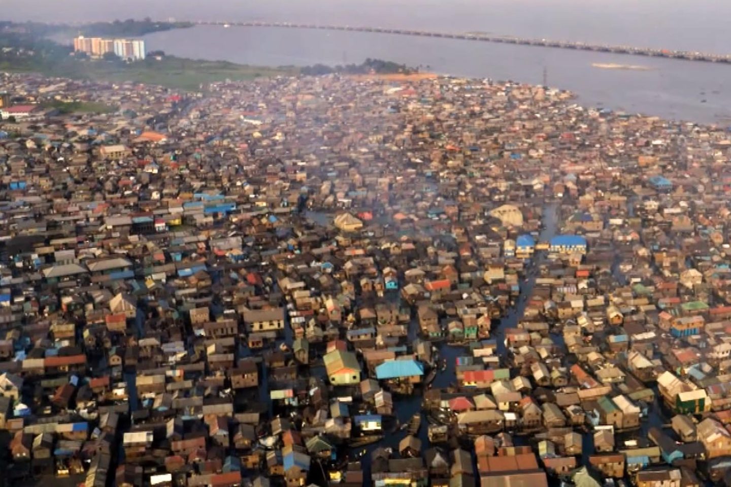 Lagos, capital da Nigéria com seus quase 8 milhões de habitantes: grande crescimento populacional, avanço econômico pequeno e vulnerabilidade em relação à crise climática (Foto: Reprodução / NBC News)