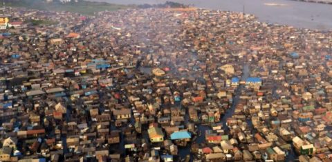Lagos, capital da Nigéria com seus quase 8 milhões de habitantes: grande crescimento populacional, avanço econômico pequeno e vulnerabilidade em relação à crise climática (Foto: Reprodução / NBC News)
