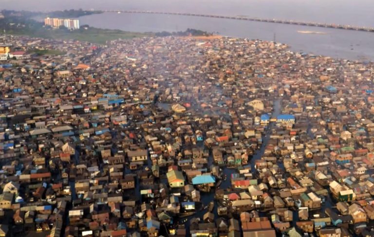 Lagos, capital da Nigéria com seus quase 8 milhões de habitantes: grande crescimento populacional, avanço econômico pequeno e vulnerabilidade em relação à crise climática (Foto: Reprodução / NBC News)